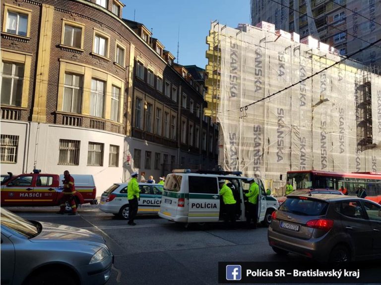 Zrážka autobusu a trolejbusu v Bratislave