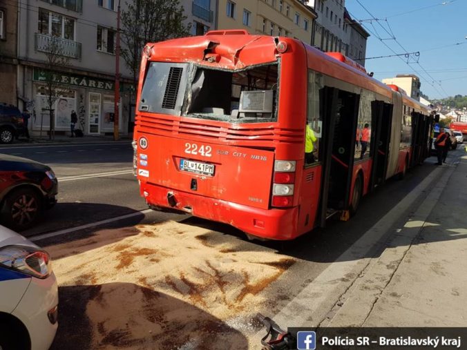 Zrážka autobusu a trolejbusu v Bratislave