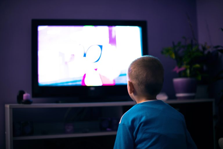 televízor, dieťa