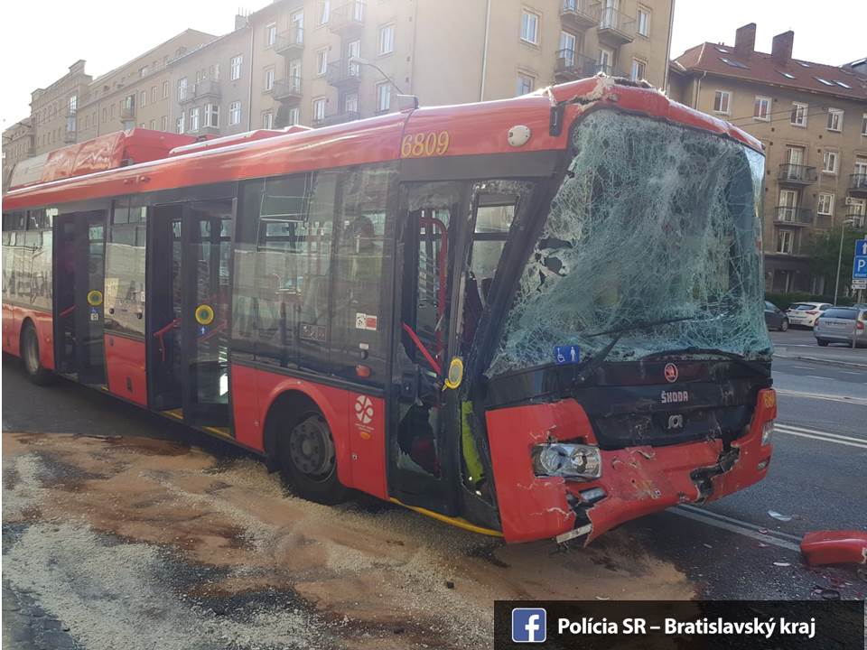 Zrážka autobusu a trolejbusu v Bratislave