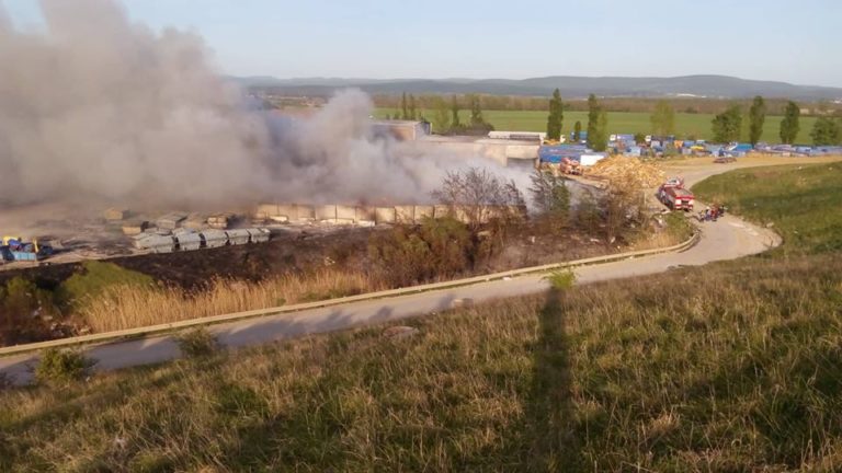 požiar, priemyselný areál Zohor