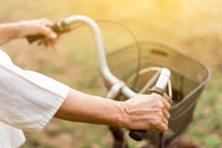 bicykel, cyklista, dôchodkyňa