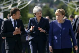 brexit, Nemecko, Francúzsko, Emmanuel Macron, Angela Merkelová, Theresa Mayová