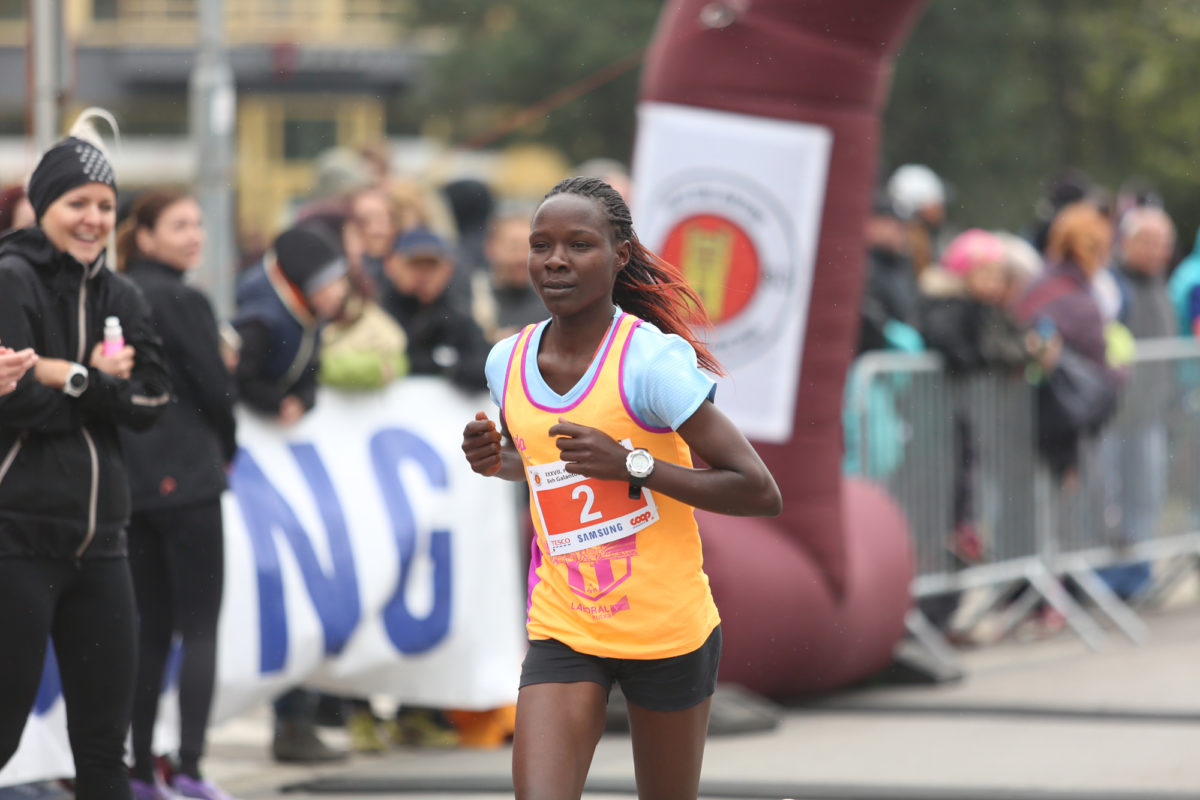 Caroline jebetova korirova vitazka behu galantou v hlavnej kategorii zien na 10 km v novom tratovom rekorde.jpg