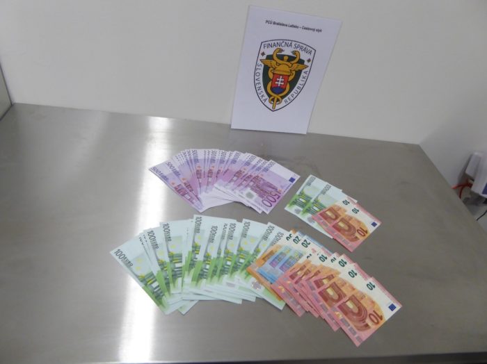 COLNÍCI: Prevoz vysokej hotovosti a cigariet