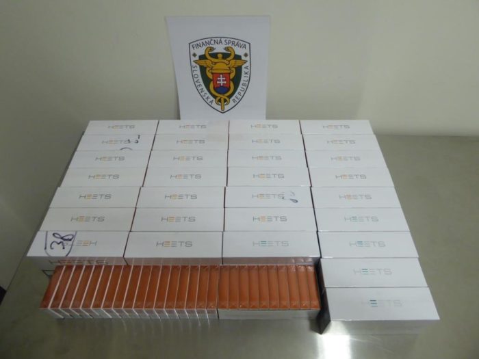 COLNÍCI: Prevoz vysokej hotovosti a cigariet