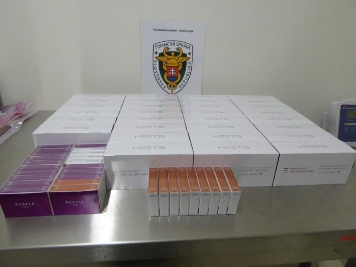 COLNÍCI: Prevoz vysokej hotovosti a cigariet