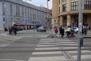 POLÍCIA: Zrážka cyklistu s chodcom