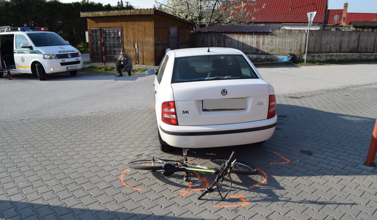 POLÍCIA: Cyklistov zrazili šoféri pri cúvaní