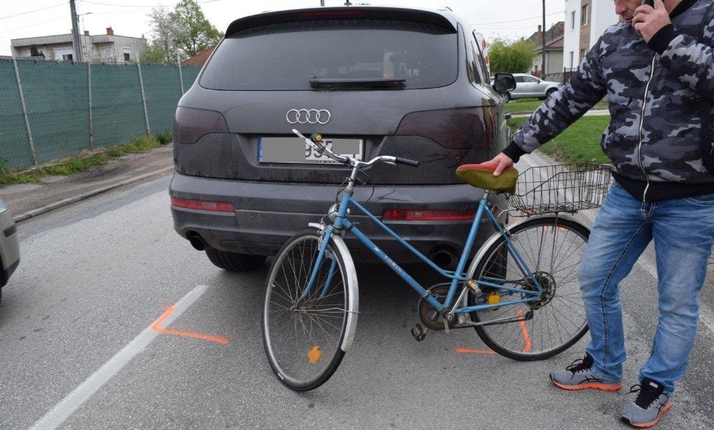 POLÍCIA: Cyklistov zrazili šoféri pri cúvaní