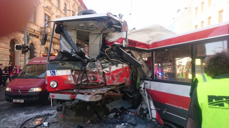dopravná nehoda, trolejbus, električka, Brno