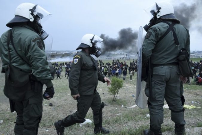 Grécko, migranti, policajti, protest
