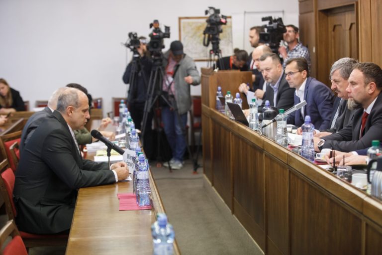 Vypočúvanie kandidátov na post šéfa polície