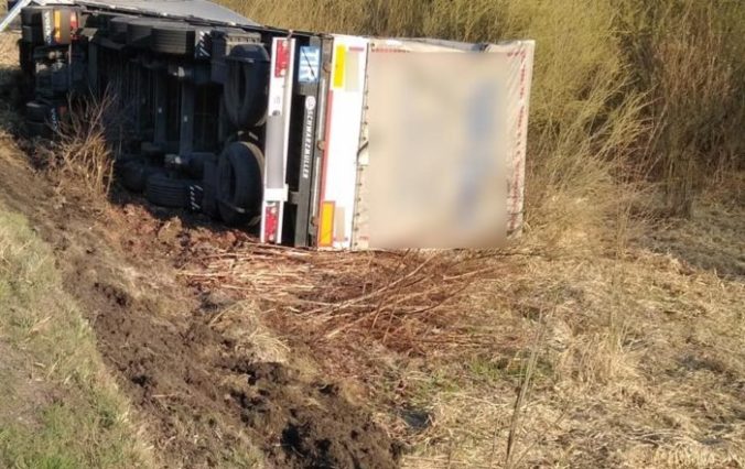 POLÍCIA: Prevrátený kamión v Ružomberku