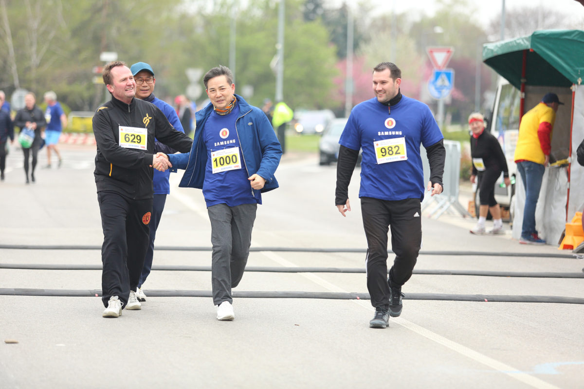 Kinam lee prezident galantskeho zavodu v strede v cieli behu zdravia samsung run.jpg