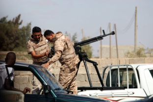 Líbya je sužovaná ozbrojeným konfliktom.