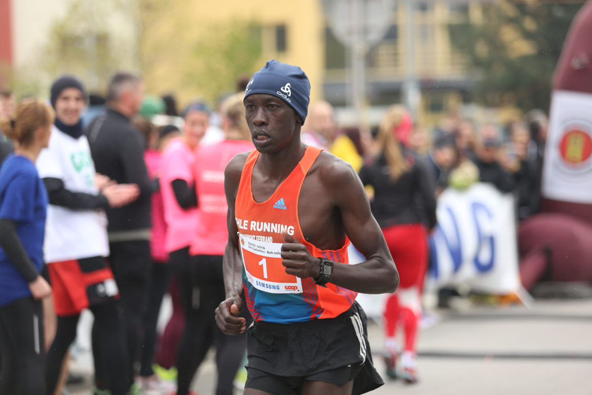 Matthew kosgei vitaz behu galantou v hlavnej kategoriimuzov na 10 km.jpg