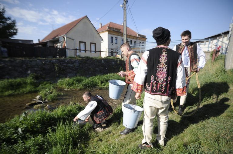 VEĽKÁ NOC: Oblievačka a šibačka