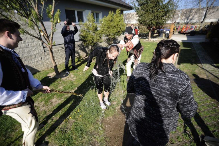 VEĽKÁ NOC: Oblievačka a šibačka