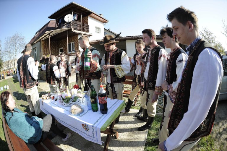 VEĽKÁ NOC: Oblievačka a šibačka