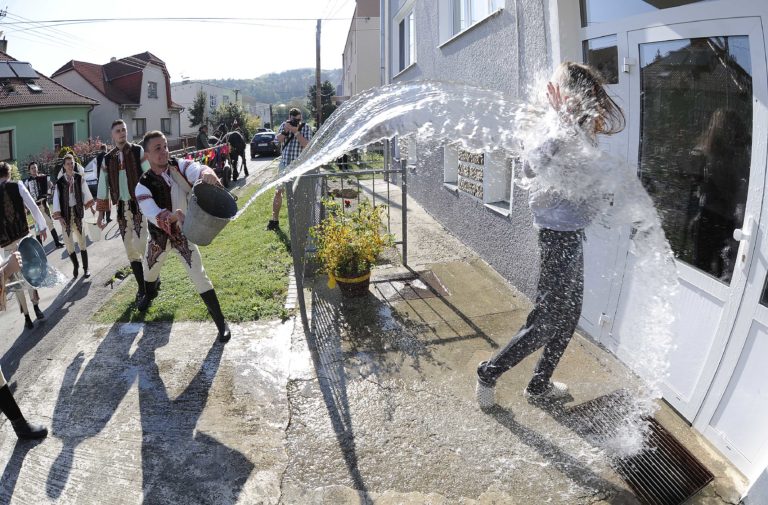 VEĽKÁ NOC: Oblievačka a šibačka