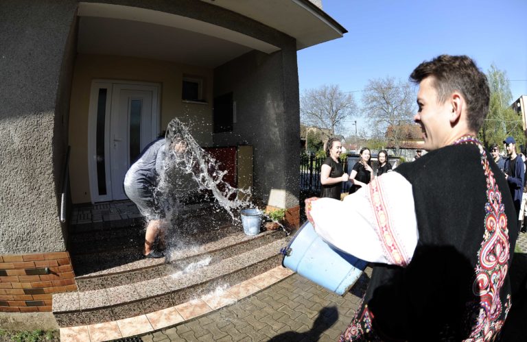 VEĽKÁ NOC: Oblievačka a šibačka