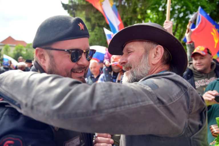 PROTEST: Nočné mačiatka proti Nočným vlkom