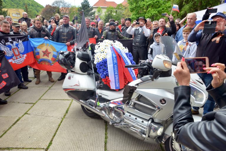 PROTEST: Nočné mačiatka proti Nočným vlkom