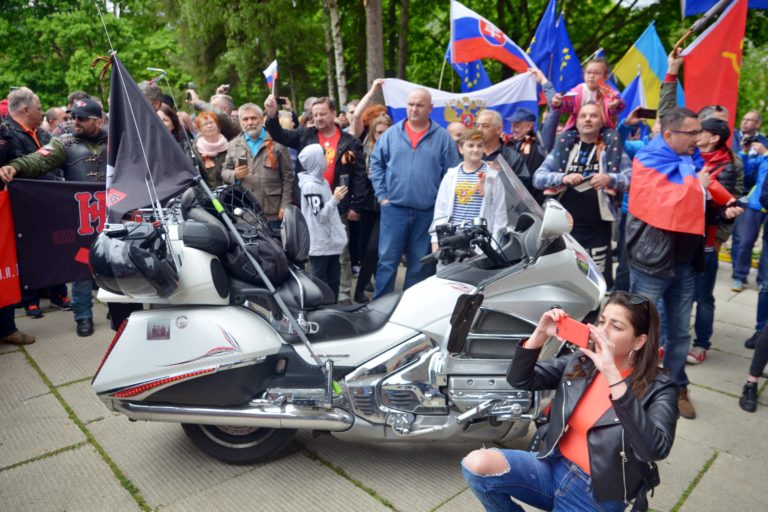 PROTEST: Nočné mačiatka proti Nočným vlkom