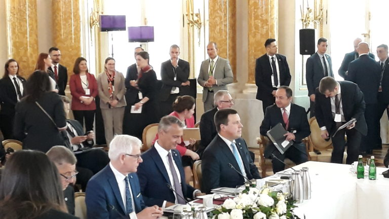 Podpredseda vlády pre investície a informatizáciu Richard Raši (v strede)