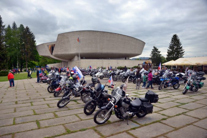 PROTEST: Nočné mačiatka proti Nočným vlkom