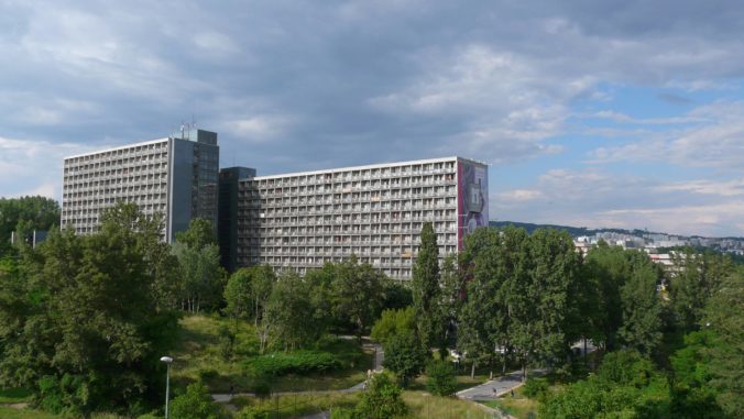 Univerzita Komenského ubytovaným študentom neodporúča ani návštevy medzi jednotlivými izbami.