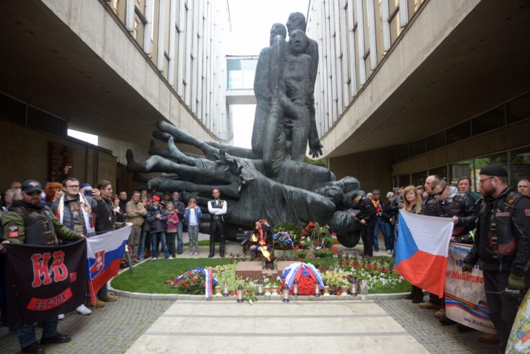 PROTEST: Nočné mačiatka proti Nočným vlkom