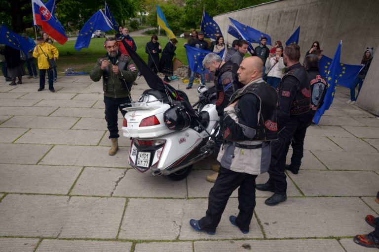 PROTEST: Nočné mačiatka proti Nočným vlkom