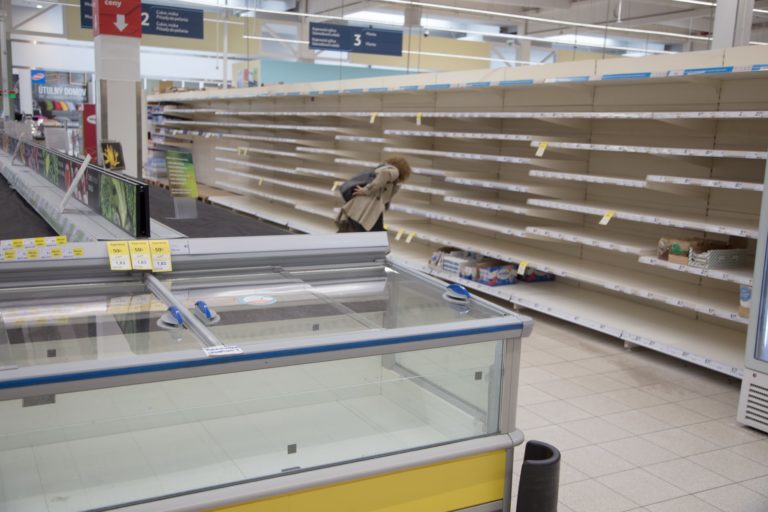 prázdne regále, Svetový deň včiel