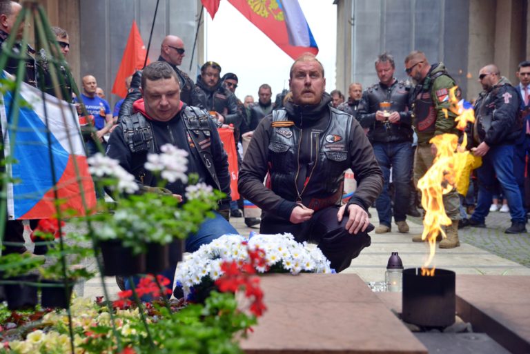 PROTEST: Nočné mačiatka proti Nočným vlkom
