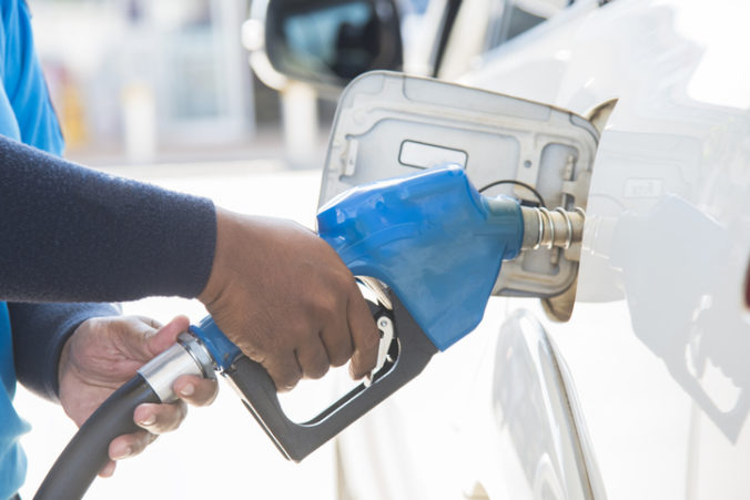 Koľko zaplatíme za benzín a naftu? Karty začína miešať aj blížiaca sa letná dovolenková sezóna