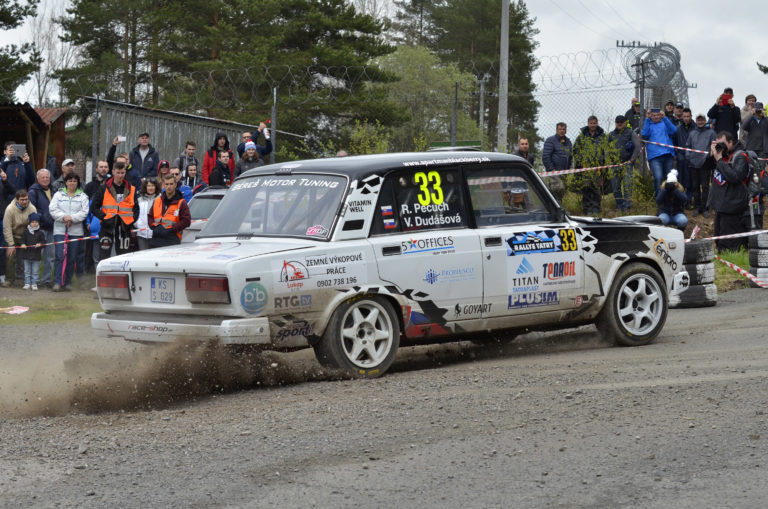 Posádka Roland Pecuch a Viktória Dudášová zo Slovenska počas rýchlostnej skúšky SS 2 Spišské Bystré 2 štyridsiatehošiesteho ročníka Rallye Tatry 2019. Poprad, 4. máj 2019.