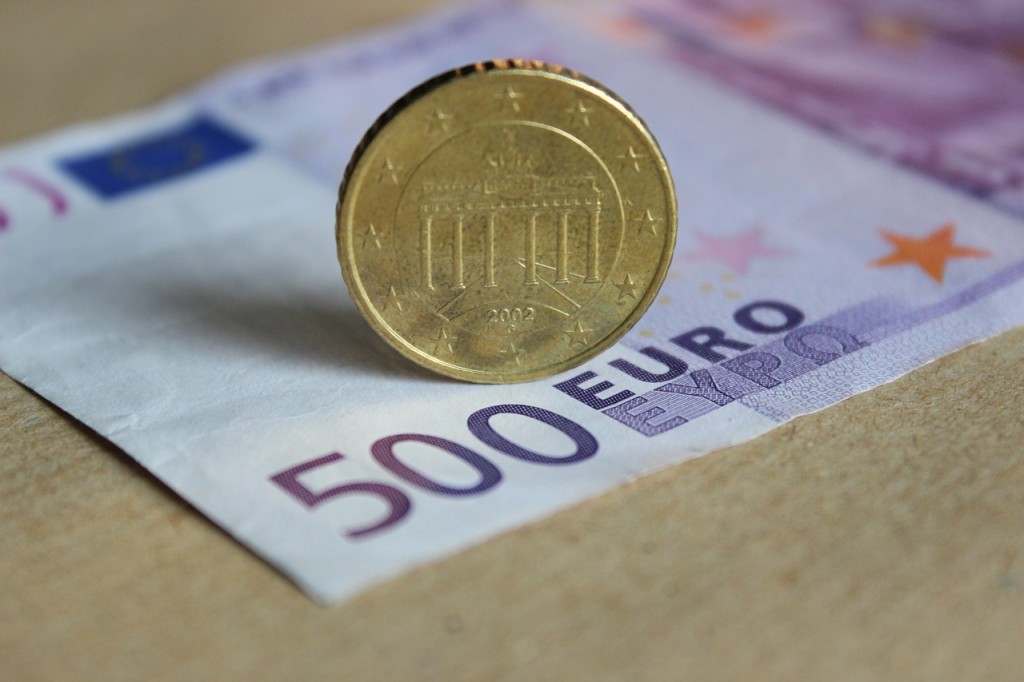 Euro bankovky peniaze mince