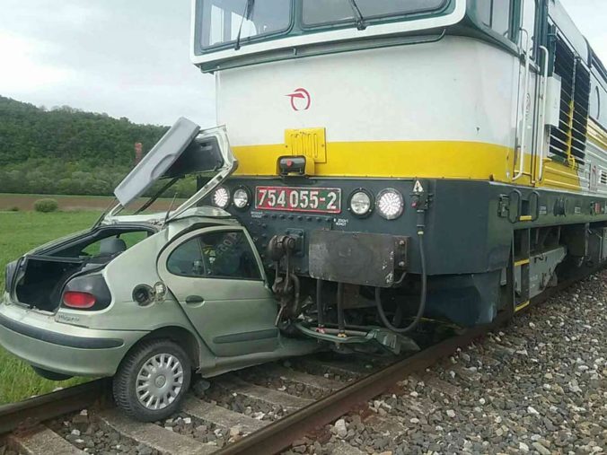 Dopravná nehoda, zrážka auta s vlakom