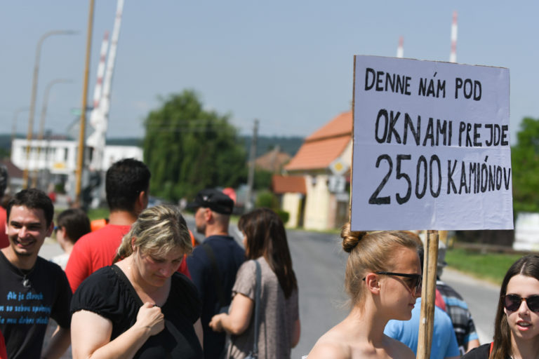 PROTEST: Za výstavbu cestného obchvatu v Jablonici