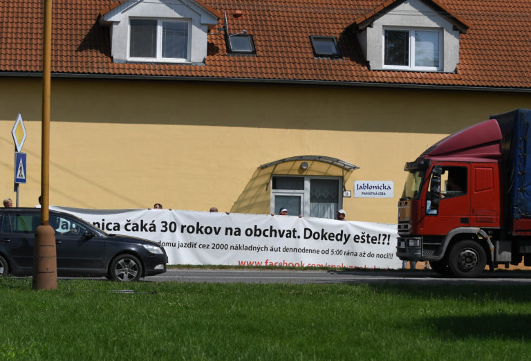PROTEST: Za výstavbu cestného obchvatu v Jablonici