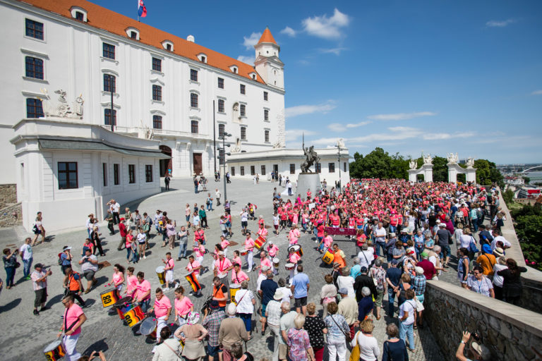 BRATISLAVA: Avon Pochod proti rakovine prsníka