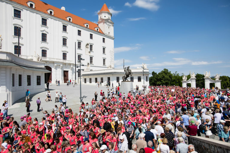 BRATISLAVA: Avon Pochod proti rakovine prsníka