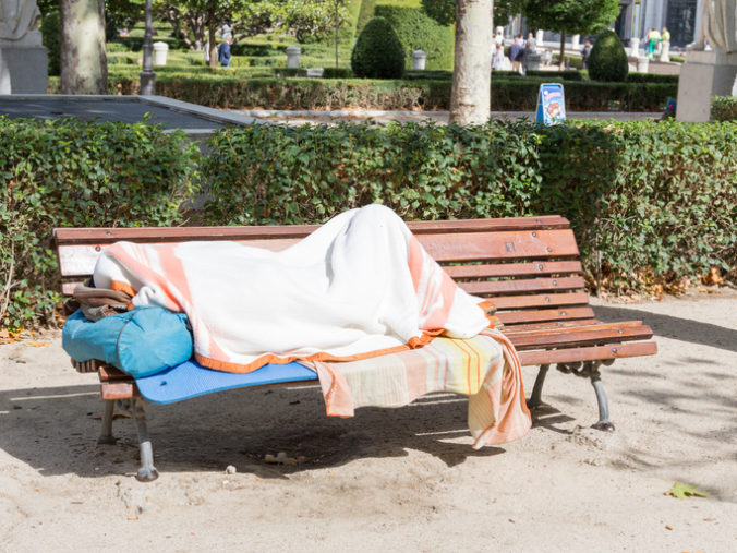Bezdomovec, park, leto