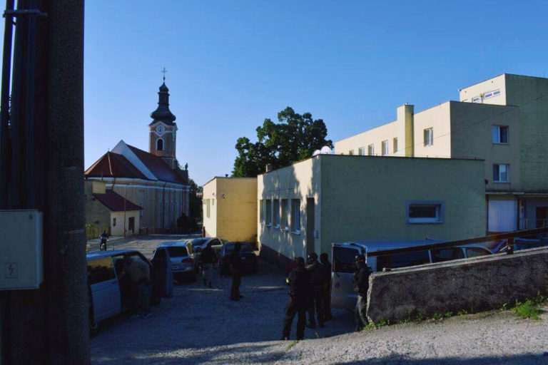 Obvinila dvojicu z nahlásenia bomby