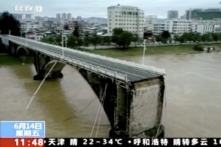 Čína, kolaps mosta