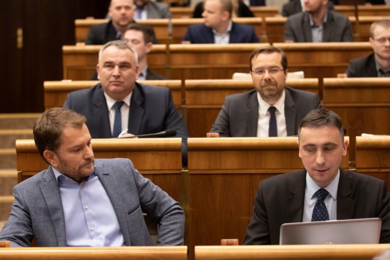 Vpravo: Tieňový minister dopravy OĽaNO Ján Marosz