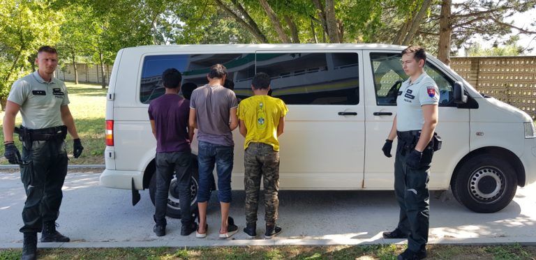 Migranti, colníci