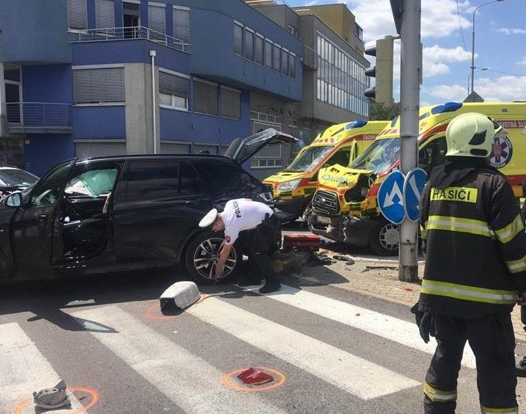 nehoda, sanitka, BMW X5